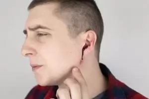 أسباب نزيف الاذن وخروج دم من الأذنين