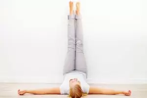 فوائد رفع الرجلين على الحائط