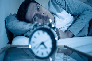 ما سبب عدم القدرة على النوم رغم النعاس؟