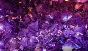 اللون البنفسجي في المنام