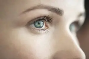 ما هي أعراض سرطان العين المبكرة؟