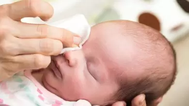 علاج افرازات العين عند الرضع في المنزل