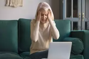 ما اعراض سن اليأس الجسدية والنفسية؟